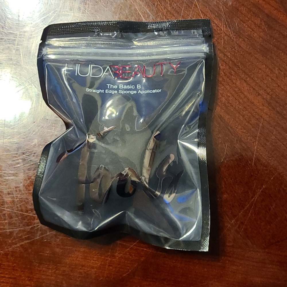 Huda Beauty Basic B Sponge